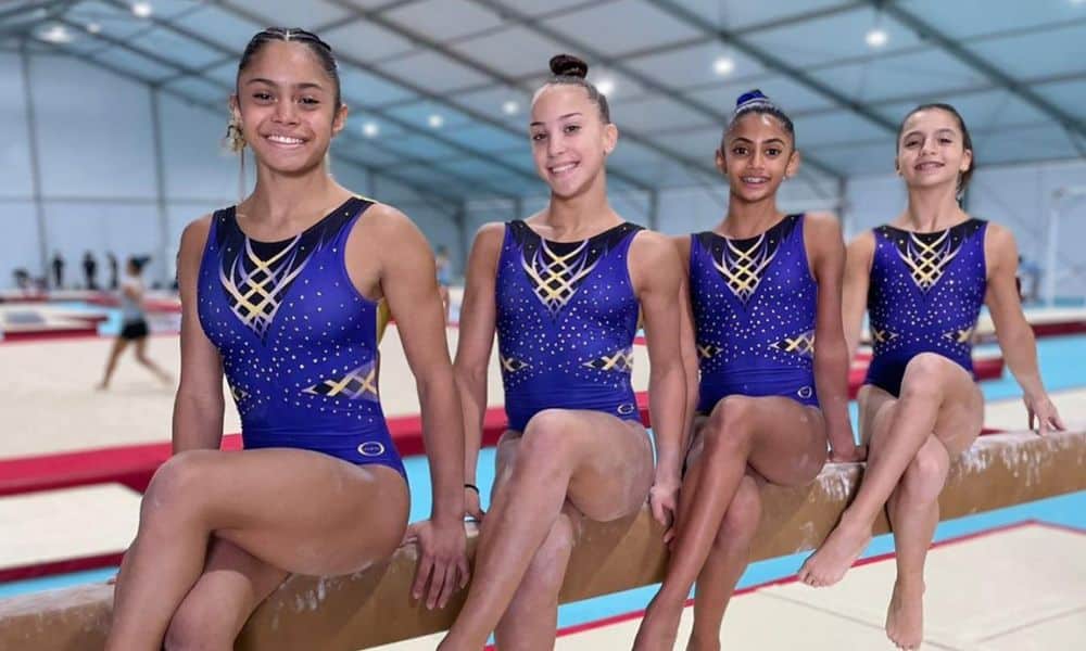 Mas - equipe feminina do Brasil sentada em cima da trave