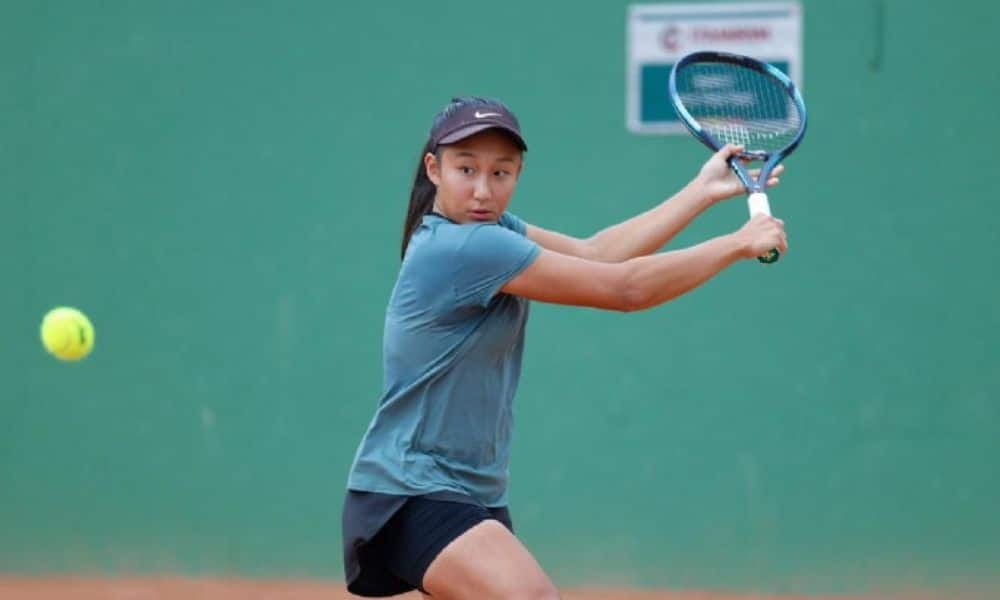Roland Garros Juniors de tênis - Gabriela Cho olha ´para a bola antes de rebatida