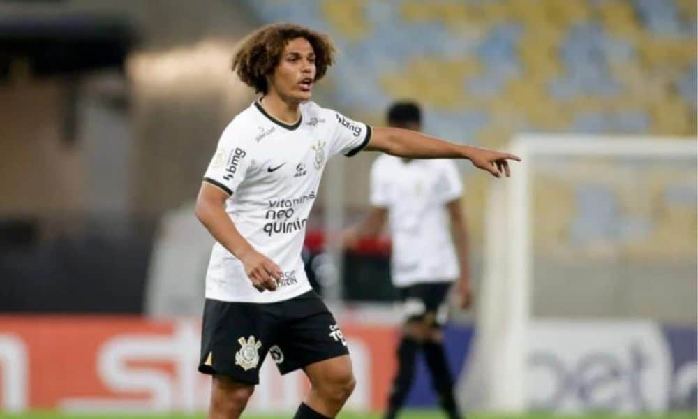 Guilherme Biro aponta para o lado - Corinthians Brasileiro Sub-20 de futebol masculino