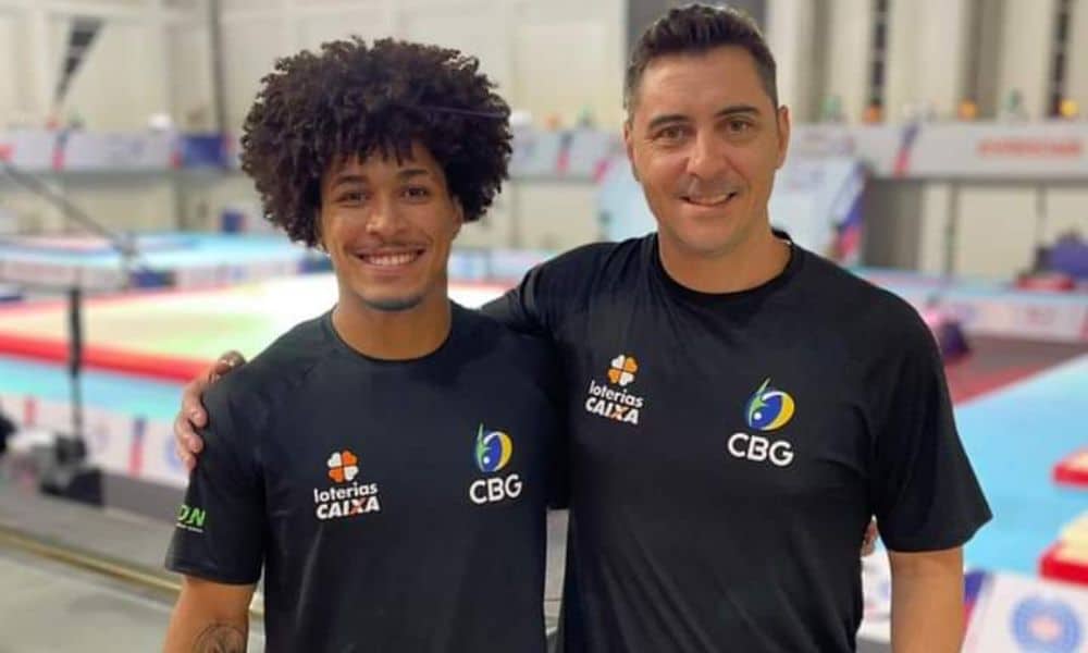 mas - João Victor Perdigão e sua técnico Lourenço posam para foto no Mundial Júnior de ginástica artística