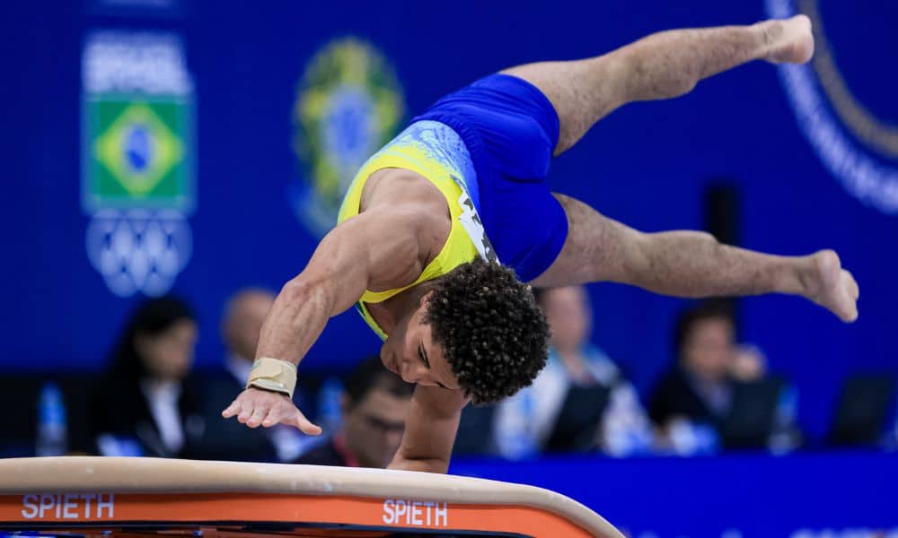 Mas - João Victor Perdigão compete no salto sobre a mesa. Ele se projeta de lado na mesa de salto. Mundial júnior de ginástica artística