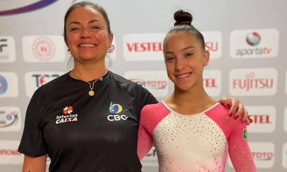 mas - Luiza Abel e sua técnica Adriana posam para foto no Mundial Júnior de ginástica artística
