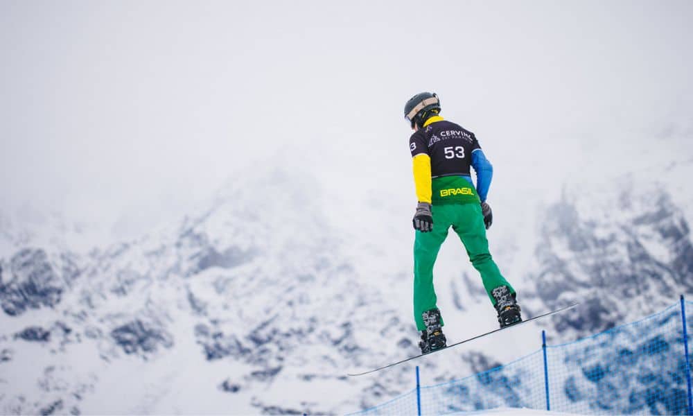 Noah Bethonico salta com sua prancha no Mundial de snowboard
