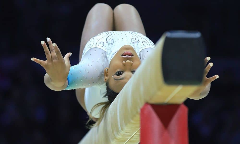 Rebeca Andrade faz coreografia na trave mas