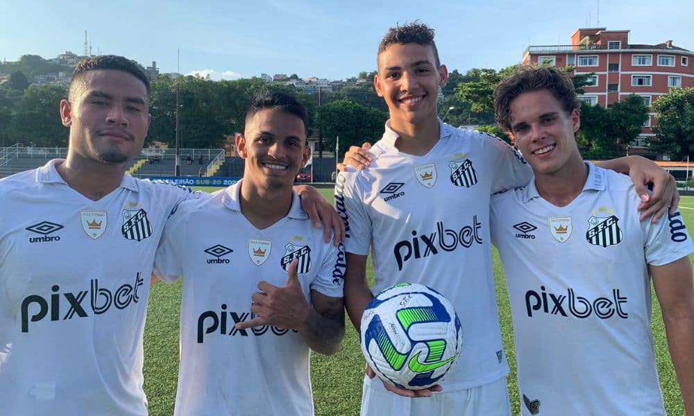 Mas - quatro jogadores do Santos posam para foto segurando bola no Brasileiro Sub-20 de futebol masculino