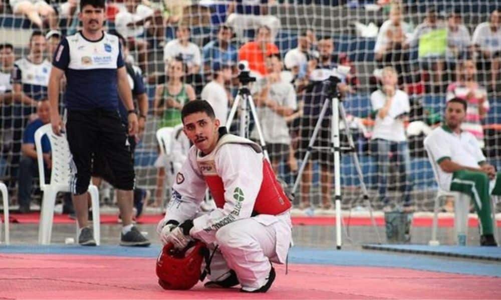 Mas Aberto da Bulgária de Taekwondo - Lucas Freitas agachado no tatame