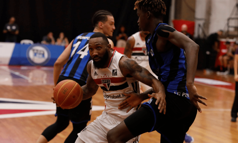 Bennett, do São Paulo, dribla marcador do Pinheiros durante jogo do NBB ao vivo