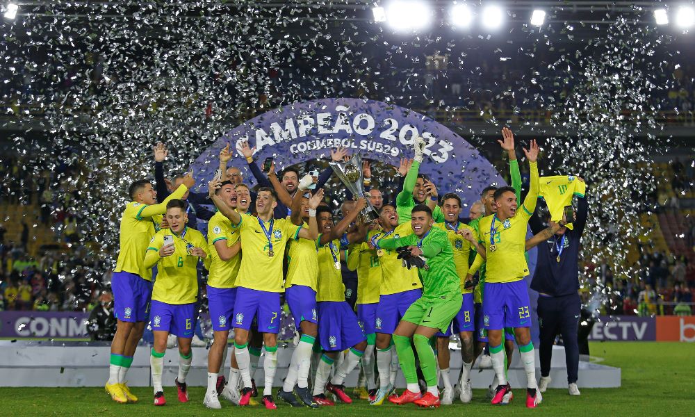 Jogadores da seleção brasileira de futebol sub-20 enquanto erguem o troféu de campeão sul-americano