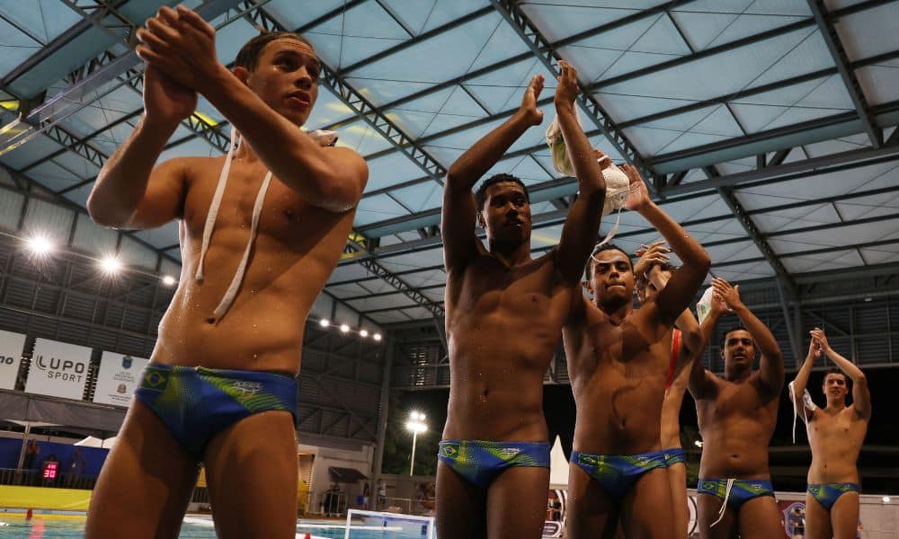 Brasileiros enquanto aplaudem a torcida no Pan-Americano sub-17