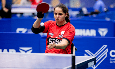 Cátia Oliveira enquanto joga no TMB Platinum de tênis de mesa paralímpico