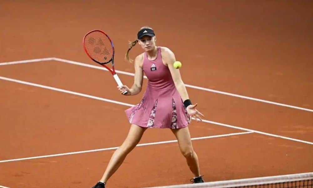 Elena Rybakina tenta um voleio no WTA 500 de Stuttgart