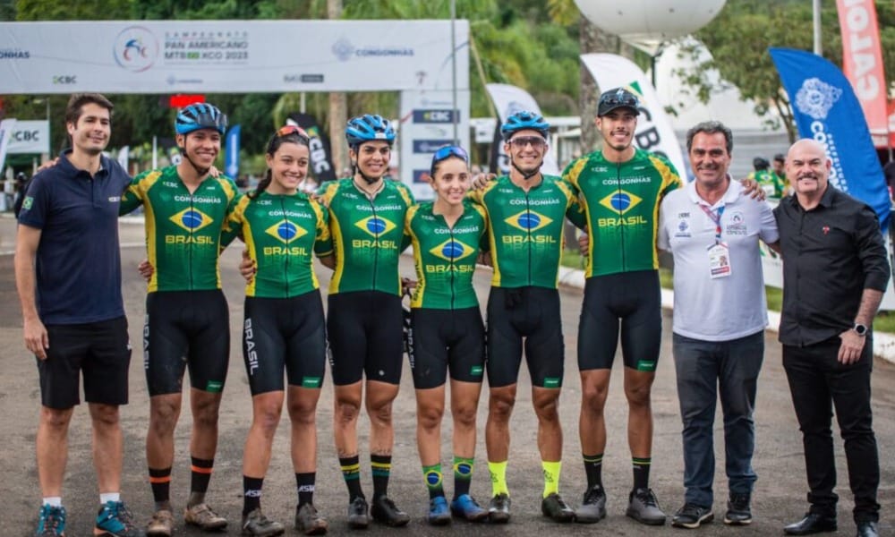 Equipe Brasileira do Team Relay perfilada do Pan-Americano de Mountain Bike