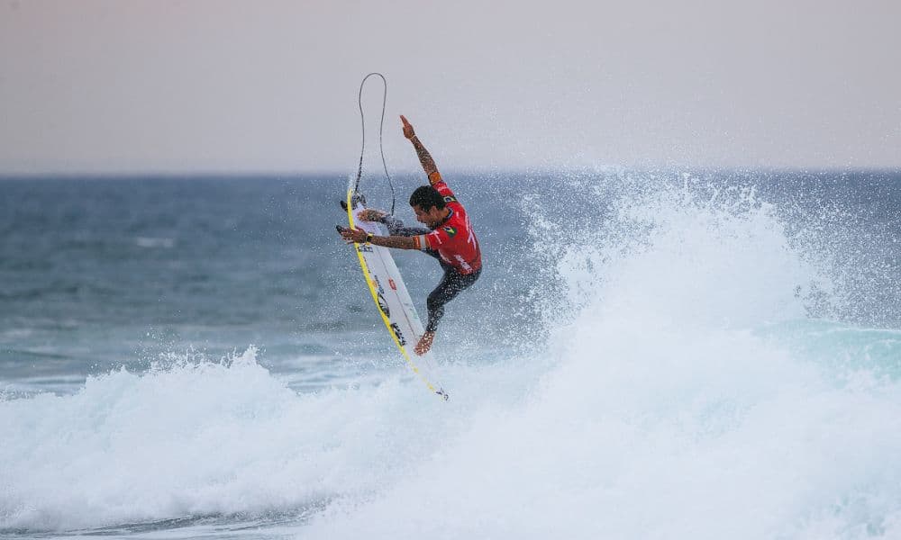 João Chianca chega às oitavas de final em Bells Beach, ultrapassa Jack Robinson, e é o novo líder do Mundial de surfe