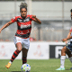 Duda, jogadora do Flamengo, conduz bola em jogo contra o Real Brasília pelo Brasileirão de futebol feminino ao vivo
