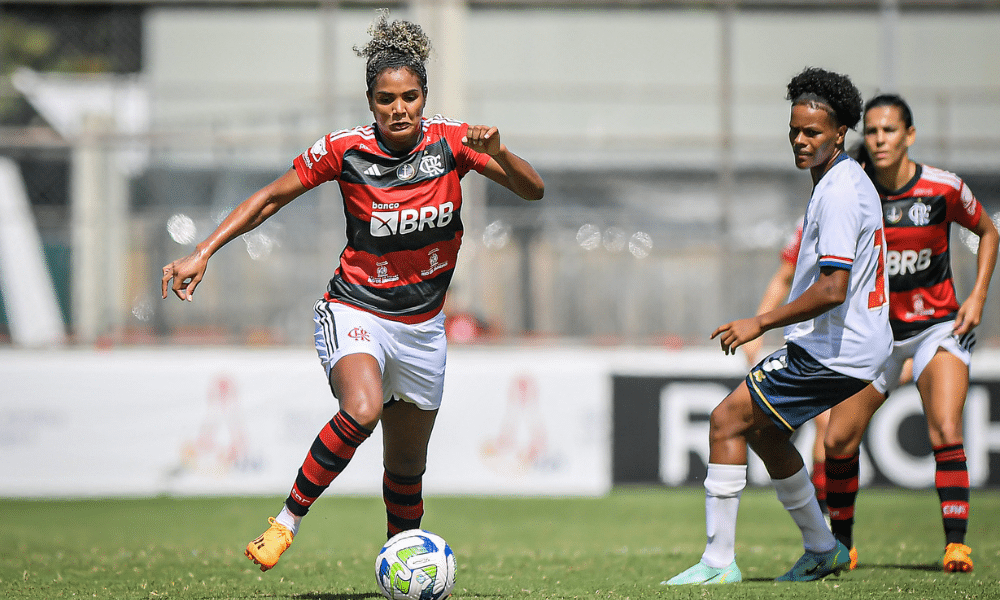 Duda, jogadora do Flamengo, conduz bola em jogo contra o Real Brasília pelo Brasileirão de futebol feminino ao vivo