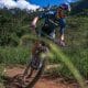Henrique Avancini visa tricampeonato Pan-Americano de Mountain Bike MTB. Henrique Avancini, usando traje azul e preto, pilota bicicleta em estrada de terra