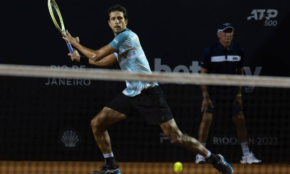 Marcelo Melo enquanto joga com John Peers em Munique