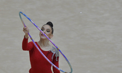 Maria Eduarda Alexandre enquanto compete no arco da Copa do Mundo de ginástica rítmica em Baku