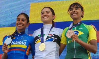 Mayra Costa enquanto está no pódio do Pan-Americano Júnior de ciclismo estrada