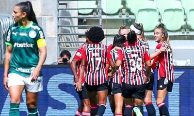 Na imagem, jogadoras do São Paulo comemorando o gol contra o Palmeiras.