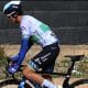 Na imagem, Vinicius Rangel pedalando em sua bicicleta, visto lateralmente.