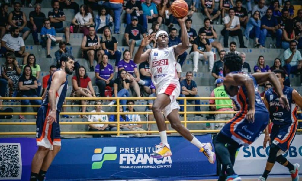 Georginho, do Sesi Franca, faz arremesso em jogo contra a Unifacisa no NBB ao vivo
