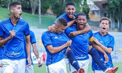 Jogadores do Cruzeiro comemoram gol / São Paulo e Cruzeiro somam três pontos no Brasileirão sub-20 Brasileiro sub-20