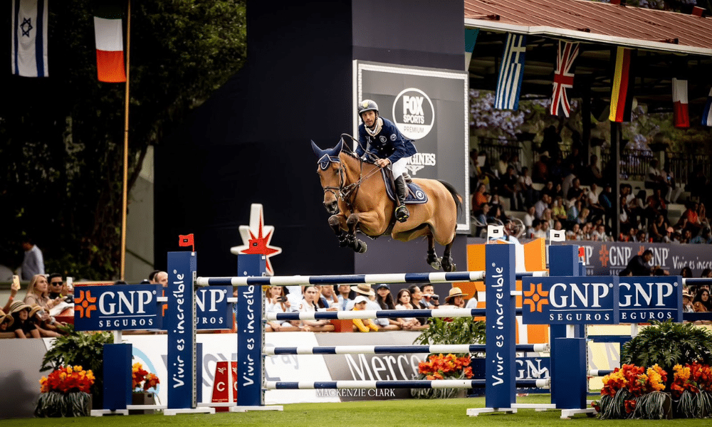 Yuri Mansur e Miss Blue Mystic Rose enquanto competem no Global Champions Tour de hipismo saltos