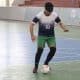 Atleta da Apace conduz a bola em jogo do Regional Nordeste. Ele veste shorts verde e camiseta alvinegra