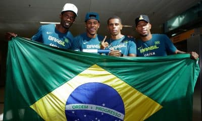 Quarteto do Brasil posa para foto enquanto carregam uma bandeira do país. Eles ganharam o Mundial de revezamentos de 2019 mas