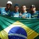 Quarteto do Brasil posa para foto enquanto carregam uma bandeira do país. Eles ganharam o Mundial de revezamentos de 2019 mas