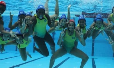 Mas - Mundial Sub-20 de polo aquático. Atletas do Brasil fotografadas no fundo da piscina, enquanto fazem gestos para a câmera