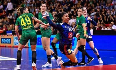 Mas - Jogadora da França ataca por trás da defesa do Brasil