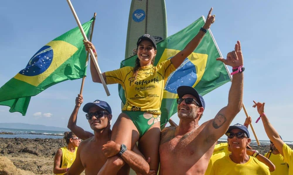 Chloé Calmon é carregada após sair da água na final do Pan-Americano de surfe