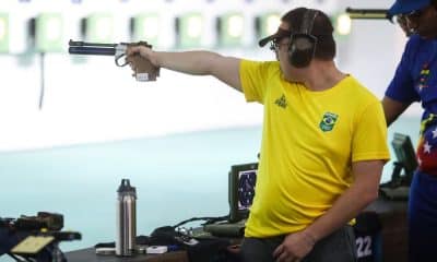 Felipe Wu olha para o alvo enquanto prepara-se para atirar na Copa do Mundo de tiro esportivo