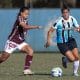 Jogadoras de Ferroviária e Grêmio disputam a bola enquanto jogam no Brasileiro Feminino