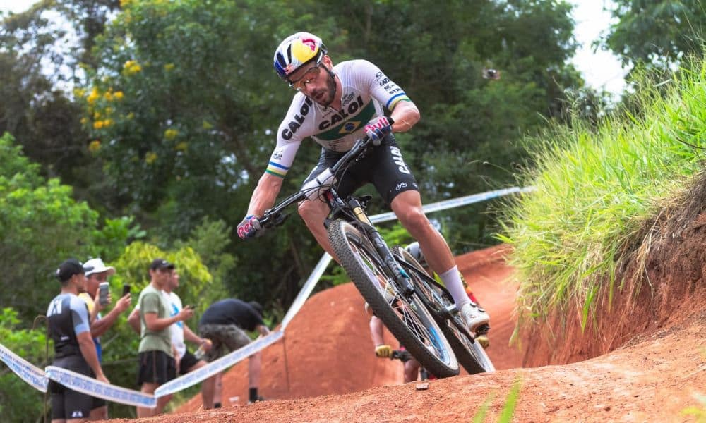Mas - Henrique Avancini desse ladeira de estrada de terra em Araxá