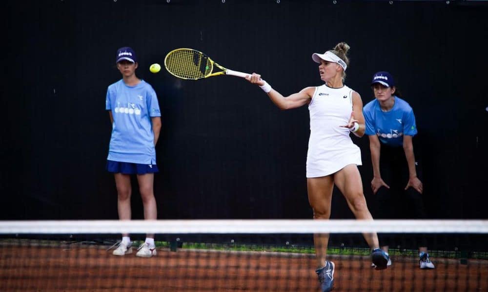 Mas - Laura Pigossi rebate bola com um forehand de direita. WTA 250 de Bogotá mas
