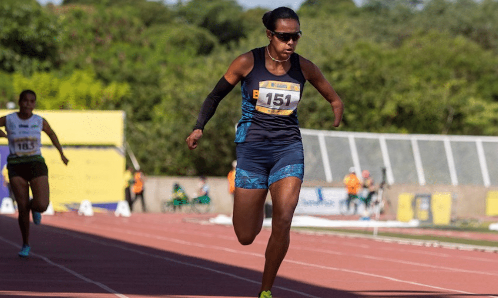 Mas Maria Clara Augusto corre na pista do CT Paralímpico