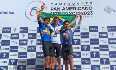Vinicius Howe no centro do pódio do Pan-Americano de ciclismo mountain bike ao lado de atletas de Colômbia e Venezuela