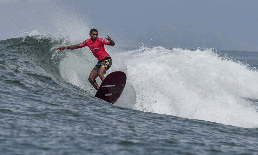 Carlos Bahia, do Brasil, surfa na final do Longboard no Pan-Americano de surfe no Panamá PASA GAMES