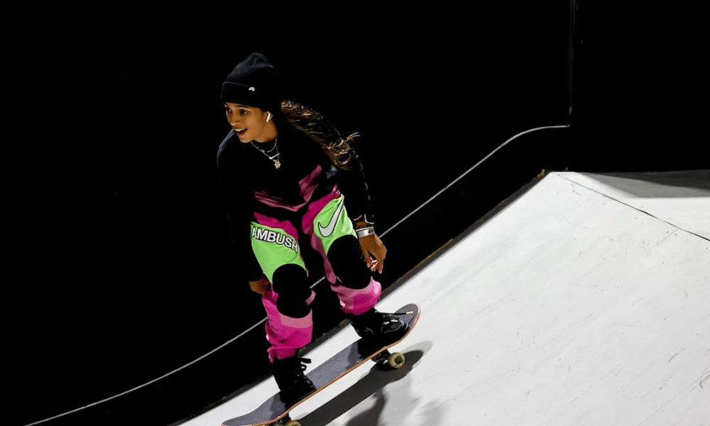 Rayssa Leal enquanto desse pista de evento da Liga de Skate Street (SLS)
