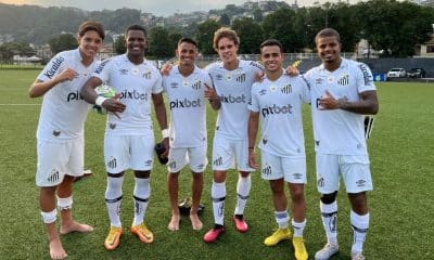 Jogadores do Santos que marcaram os gols da vitória no Brasileiro Sub-20 sobre o Cruzeiro. Eles fazem sinal de hangloose enquanto um deles segura uma bola