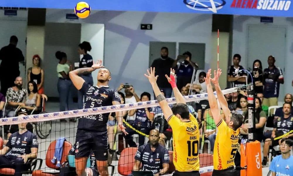 Mas - Suzano x Guarulhos na Superliga Masculina de vôlei. Assim Sabino ataca por cima do bloqueio