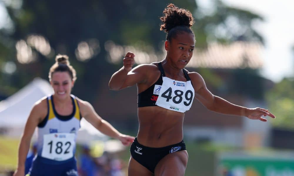 Lorraine Martins cruza a linha de chegada na final dos 100m feminino