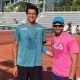 Marcelo Melo e John Peers pousam para foto em Roland Garros. Marcelo Demoliner caiu