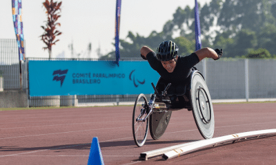 Aline Rocha, em cadeira de rodas, em ação. Ela quebrou o recorde brasileiro dos 5.000m T54 de atletismo paralímpico na Suíça