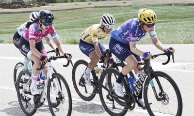 Ana Vitória Magalhães veste traje rosa e está em no meio de um pelotão da La Vuelta Femenina de ciclismo de estrada (Unipublic / @naikefotosport)