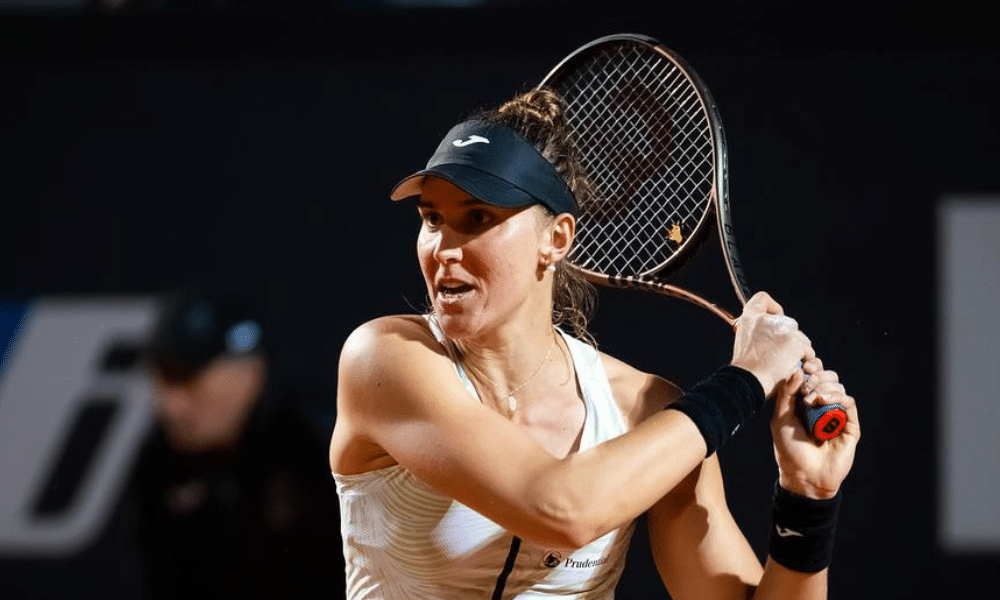 Bia Haddad com a raquete na mão em ataque. Ela não disputará Estrasburgo por lesão, se poupando para Roland Garros