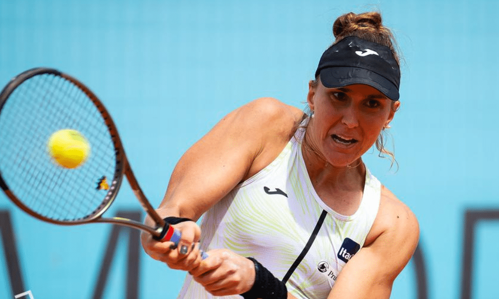 Bia Haddad com raquete na mão enquanto golpeia bola de tênis no WTA 1000 de Madrid